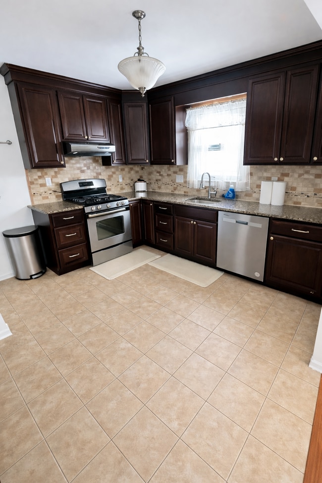 Building Photo - 130 Lincoln Ave