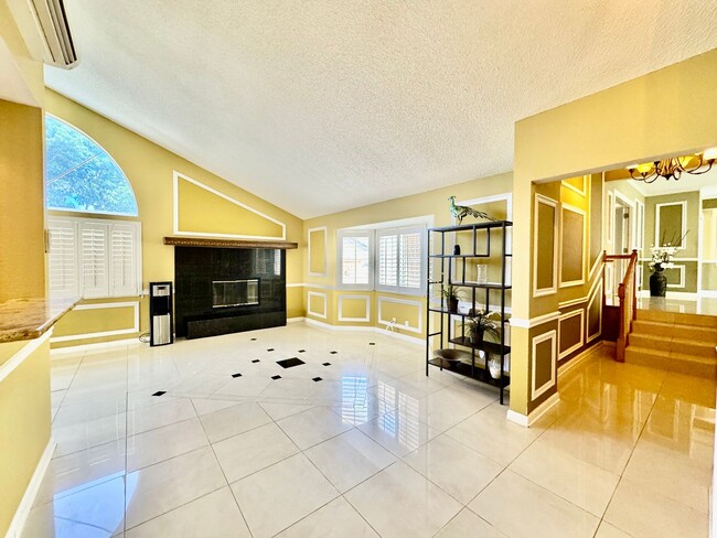 Building Photo - Available now | A 4 Bedroom, 2 Bathroom Si...