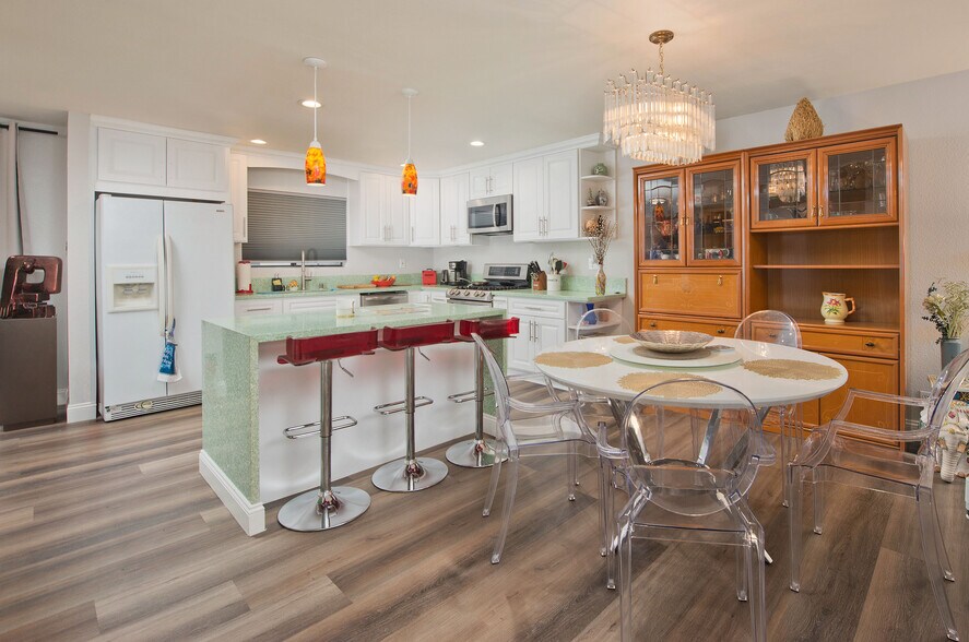 Building Photo - 5711 Owensmouth Ave