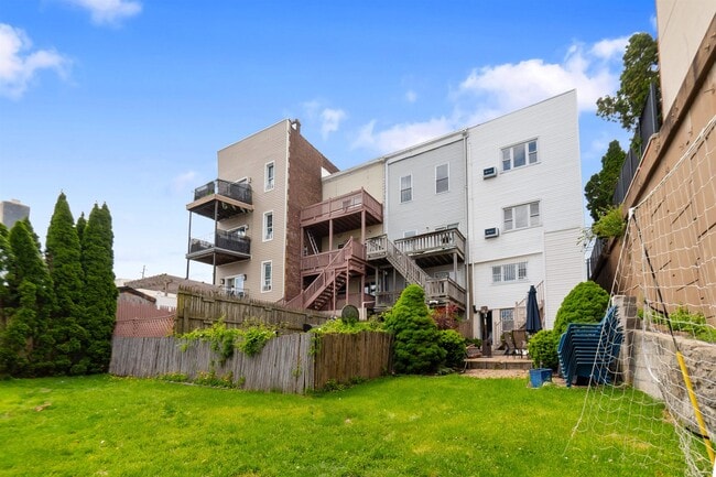 Building Photo - 822 Palisade Ave