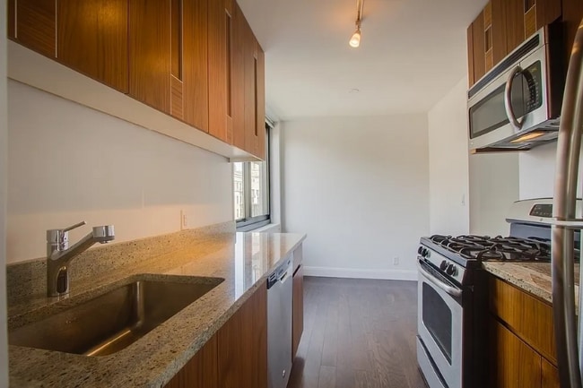 Building Photo - 200 E 82nd St