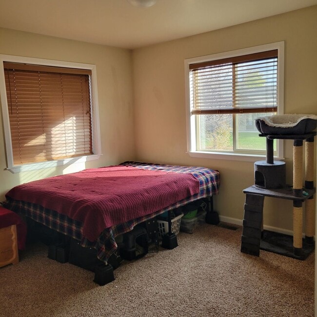 Building Photo - 3 Bed 2.5 Bath with double attached garage in Bozeman