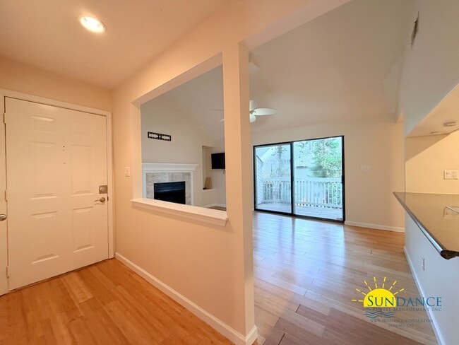 Building Photo - Charming 2 Bedroom Unit in Fort Walton Beach!