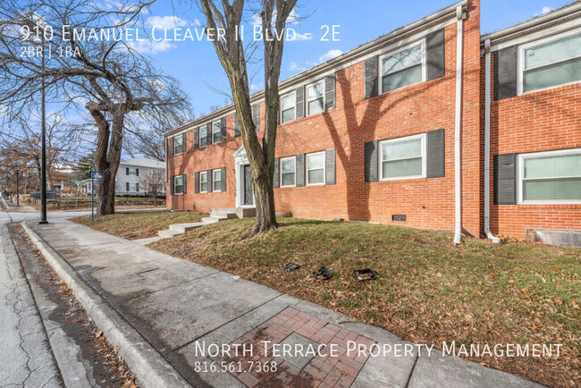 Building Photo - Cute 2B near Plaza with W/D, hardwood floo...