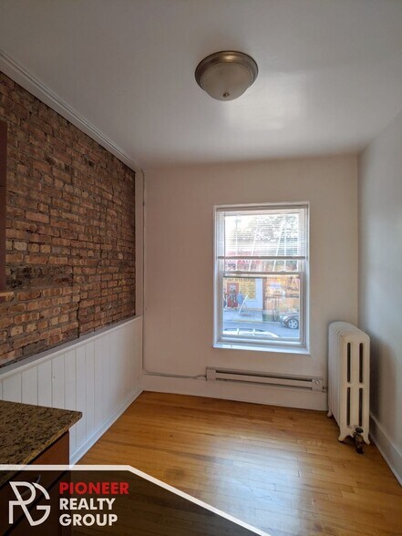 Building Photo - 953 W Cornelia Ave