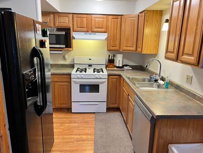 Building Photo - 207 Blossom Dr