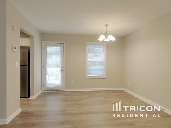 Building Photo - 372 River Trace Dr