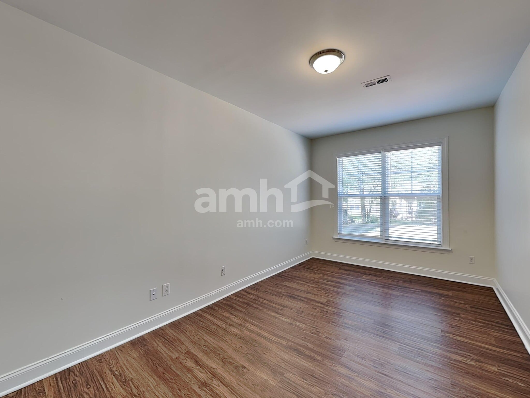 Building Photo - 8100 Lynwood Square