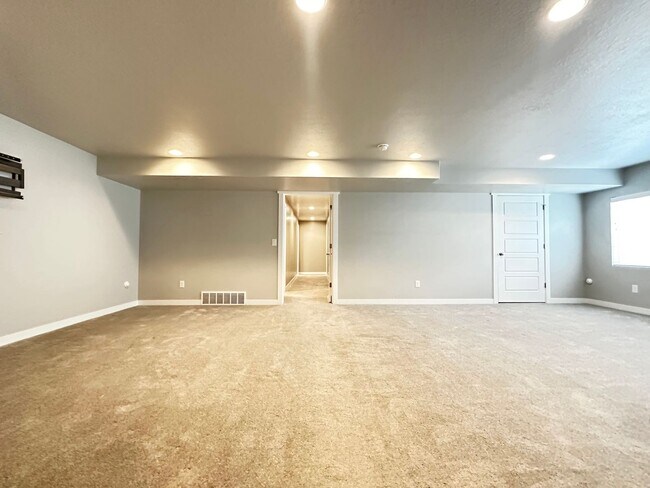 Building Photo - Amazing Home Available in the Heart of Highland UT!