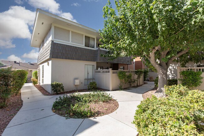 Building Photo - 1 bedroom unity in luxury guard gated community near the Strip