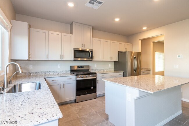 Building Photo - 480 Silverweed Ave
