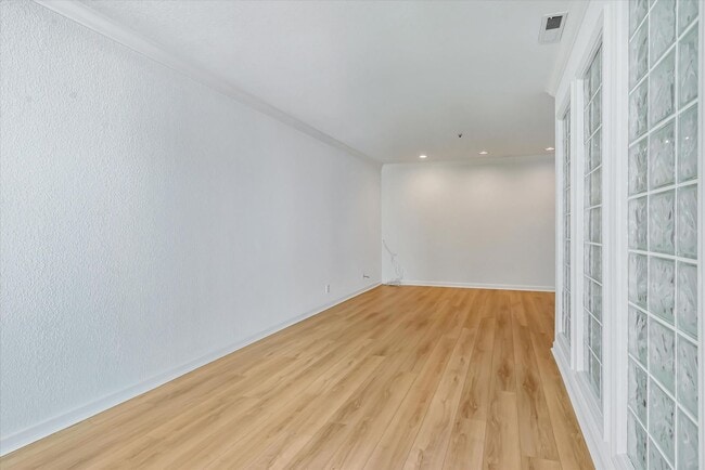 Building Photo - Spacious Townhome in Palo Alto