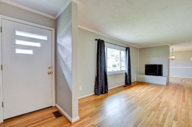 Building Photo - 609 Birch Dr