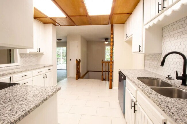 Building Photo - 4 Bedroom 3 Bathroom 2 Car Garage