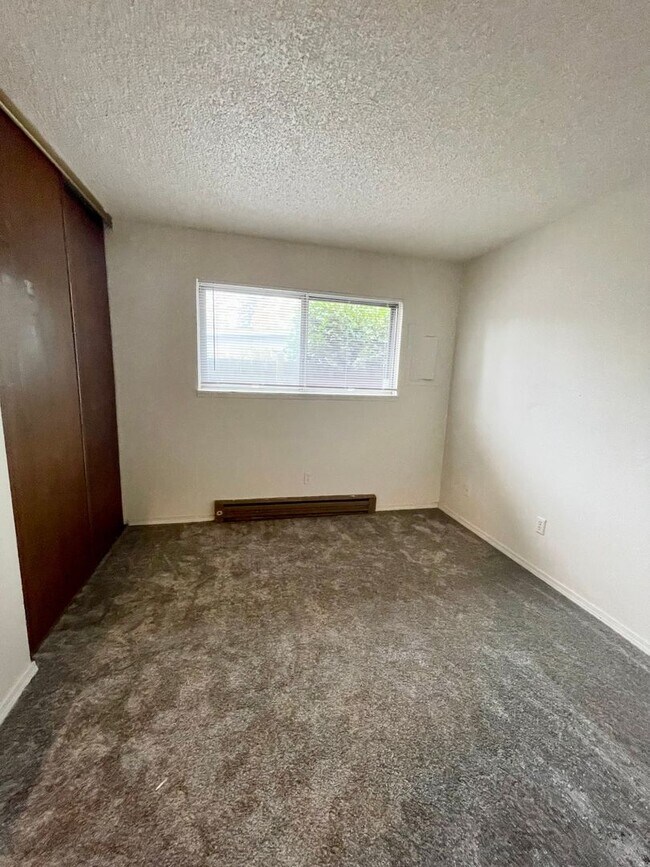 Building Photo - Updated 3 Bedroom, 1 Bath Apt in 4-Plex - ...