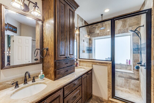 Building Photo - Available August 15th | 4 Bd, 2ba for Leas...