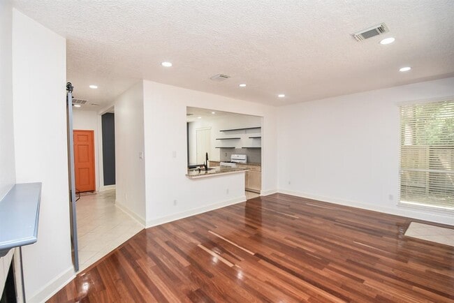 Building Photo - 138 Willowwood Cir