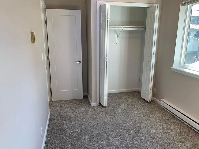 Building Photo - 2 Bedroom 1 Bathroom