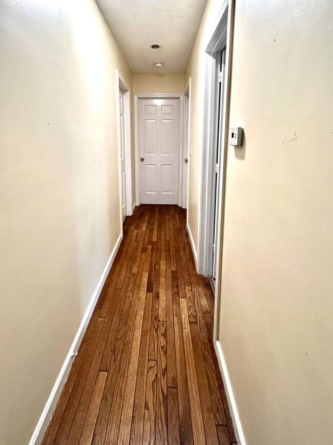 Building Photo - Spacious 5-Bedroom, 1.75 Bathroom Home in ...