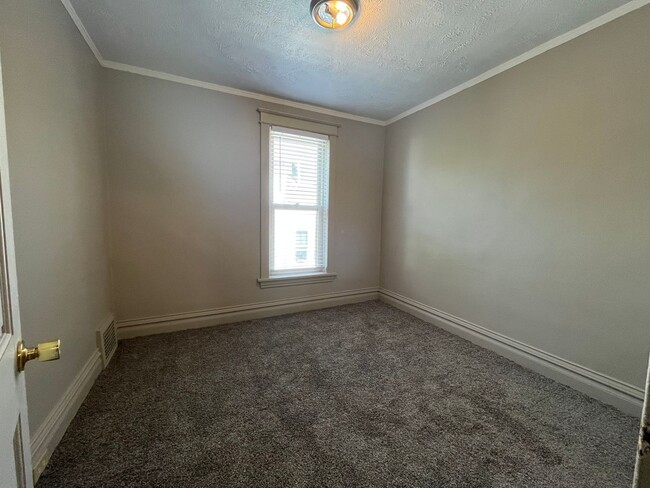 Building Photo - Renovated East Hillside 2 Bedroom 1 Bath S...
