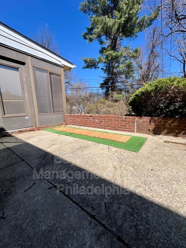 Building Photo - 303 Hedgerow Ln