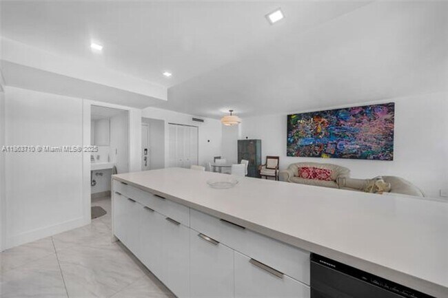 Building Photo - 2655 Collins Ave