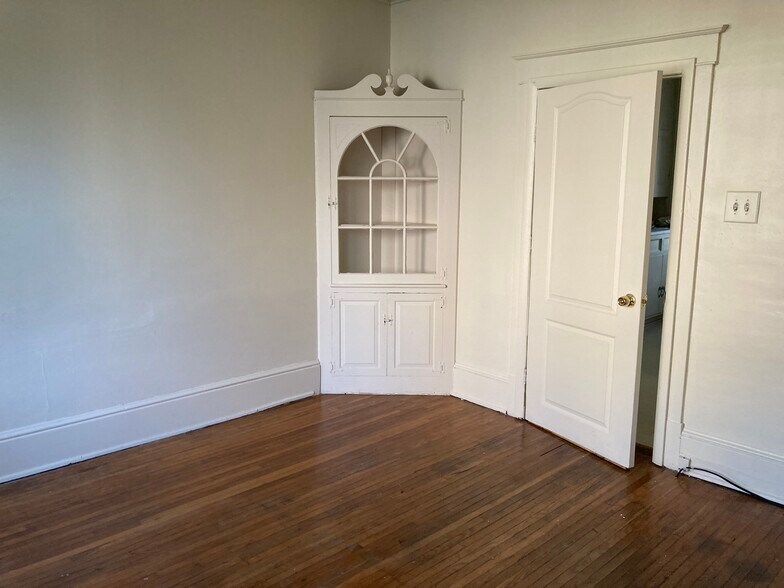 Building Photo - 372 W Maple St