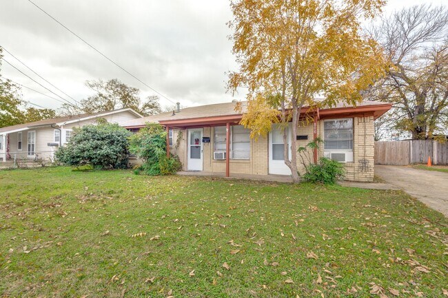 Primary Photo - Stylish Duplex in Irving - HUGE Backyard!