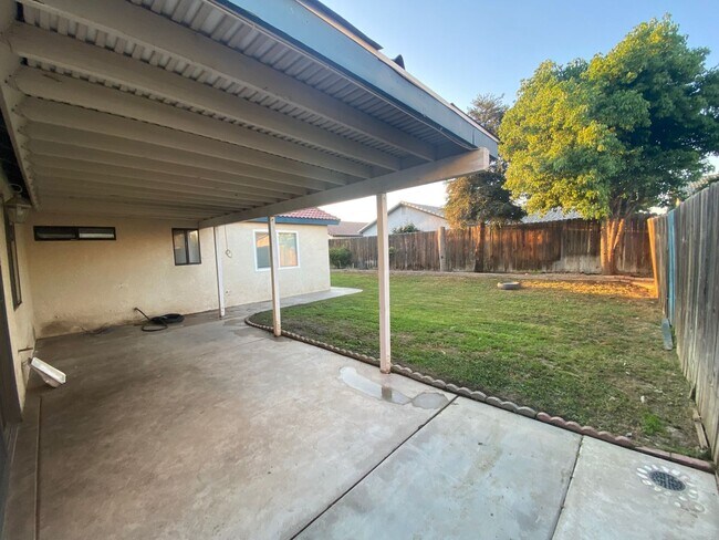 Building Photo - Recently Remodeled 3 BD 2 BA House in a Desirable SW Bakersfield