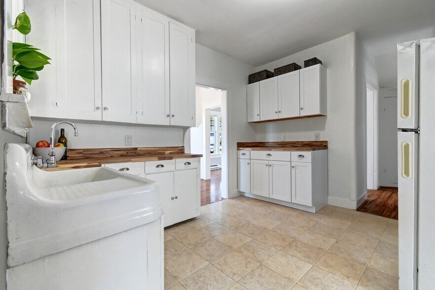 country kitchen, lots of storage - 1405 S 3rd St