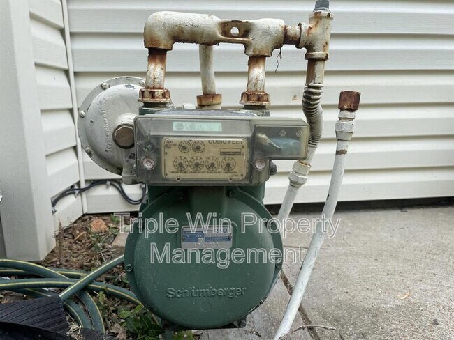 Building Photo - 411 Far Hill Dr