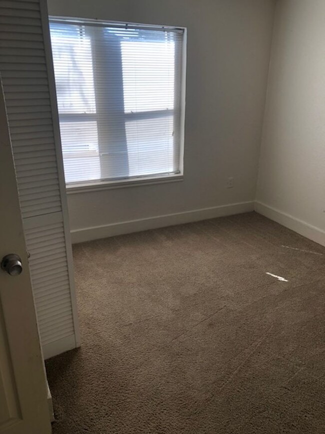 Building Photo - COZY 2 BEDROOM 1 BATHROOM HOUSE