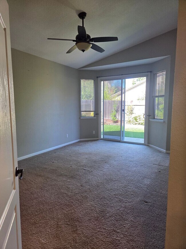 Building Photo - Broadstone - 3bdrm, 2 bath - Close to Shopping, Park & Schools!