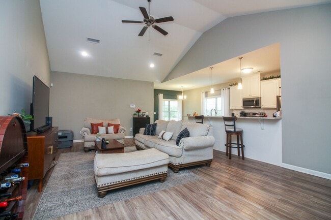 Building Photo - Newer 3 bedroom, 2 bath Phenix City Home w...