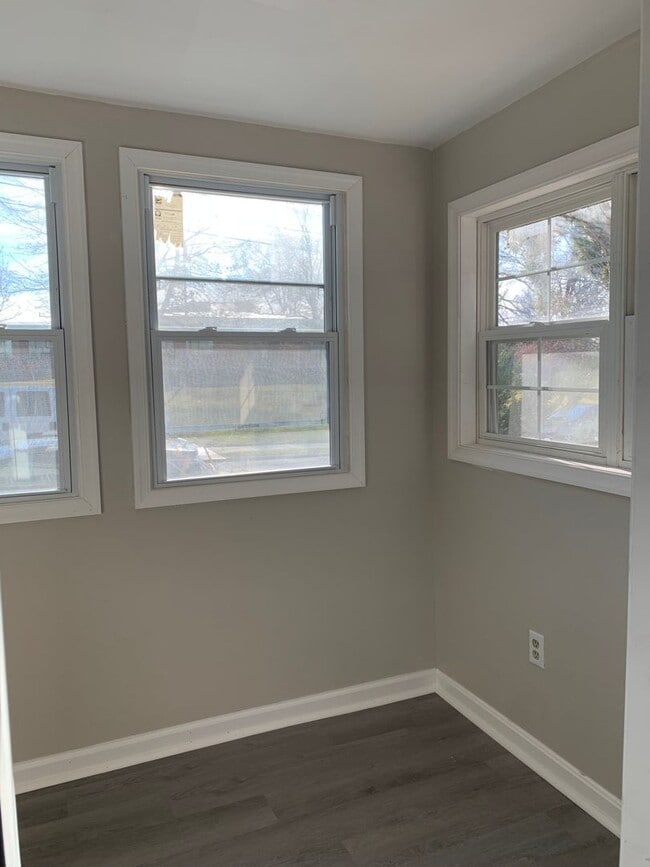 Building Photo - Spacious single family home with 3 beds/2 ...