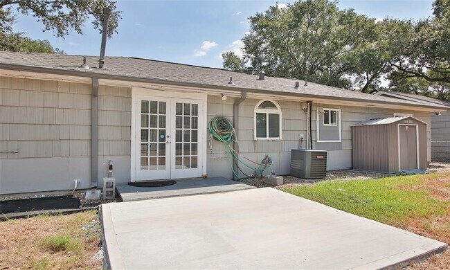 Building Photo - 3310 Suffolk Dr