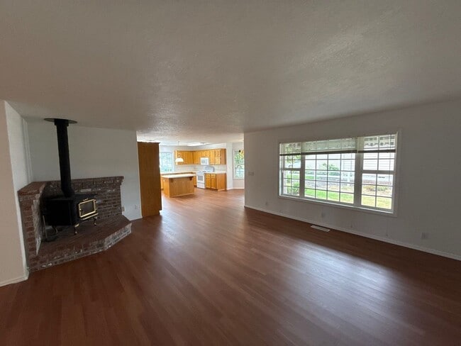 Building Photo - 191 McLaughlin Dr