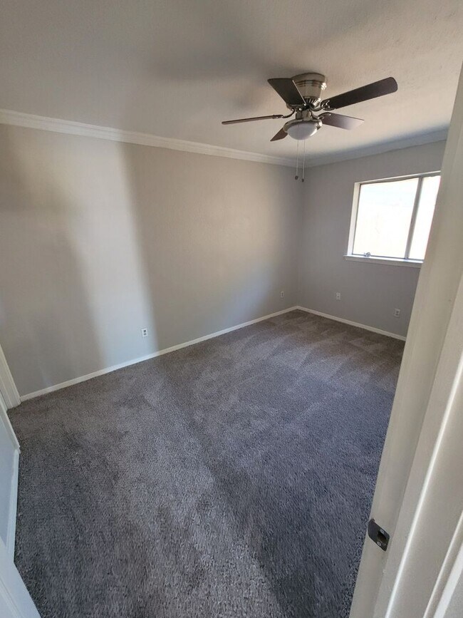 Building Photo - Modern living in Mesquite