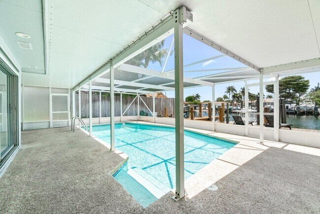 Building Photo - 718 Shore Dr