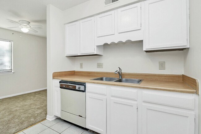 Building Photo - One Month Off Rent Special on Adorable One Bedroom Condo in the Heathstead Community!