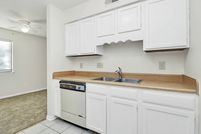 Building Photo - Rent Special on Adorable One Bedroom Condo...