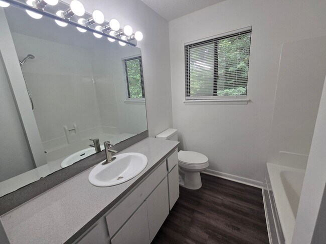 Building Photo - Charming and Spacious Home