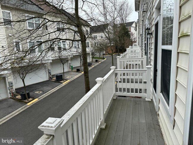 Building Photo - 5543 Hartfield Ave