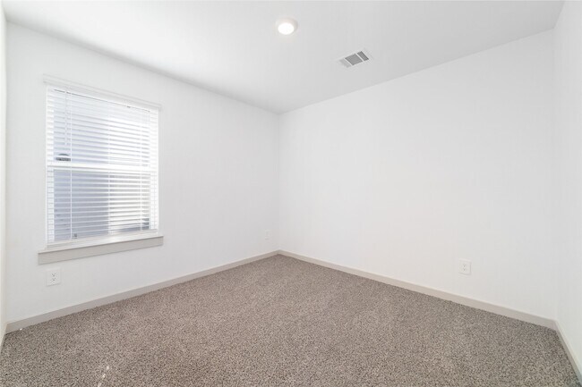 Building Photo - 7010 Fleetwood Crescent Wy