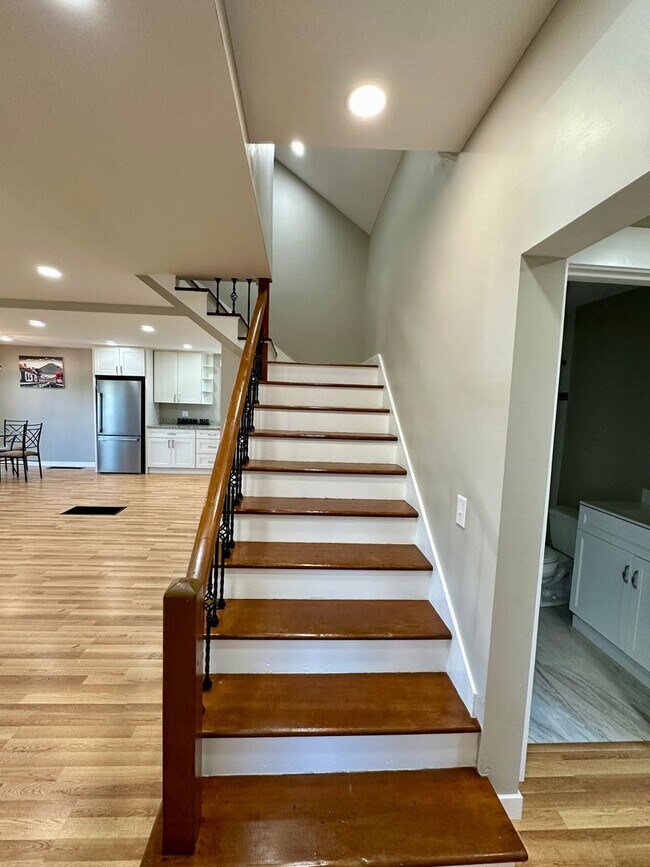 Building Photo - Beautiful 3 bedroom 3 bath Two Story House