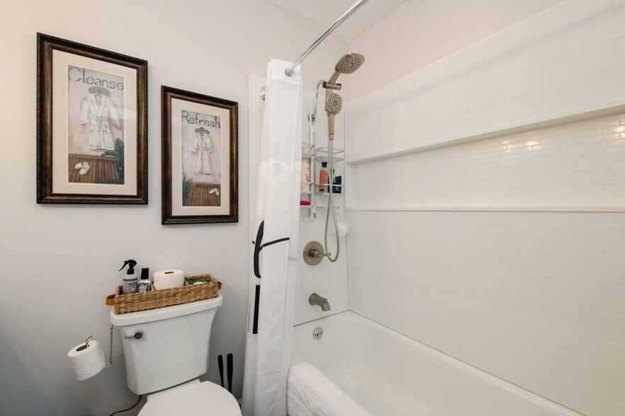 Building Photo - 2806 Suncrest Rd