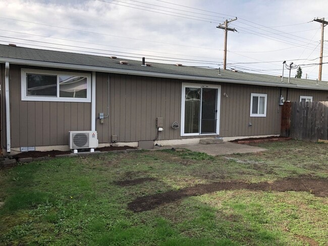 Building Photo - Beautifully updated 2 bed/1bath duplex in ...