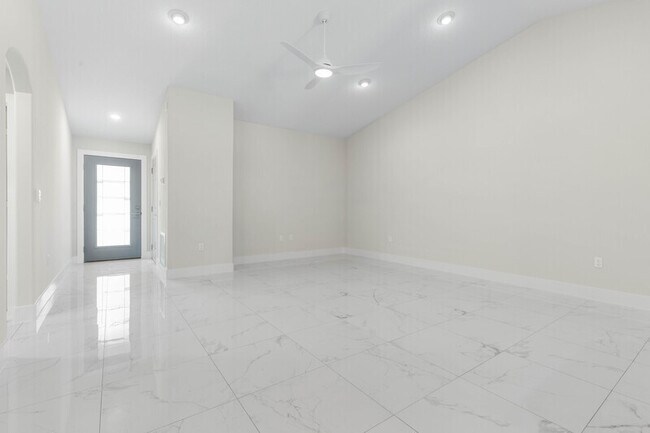 Building Photo - 12 Lloret Pl