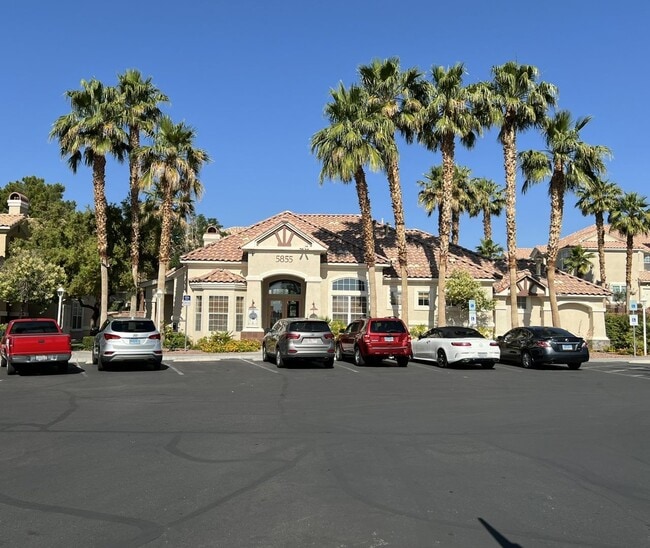 Building Photo - 3 Bedroom Condo with 1 Car Garage