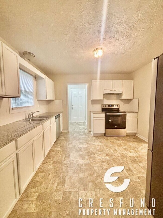 Building Photo - Comfort, Style, and Space - 15 MIN FROM FT...